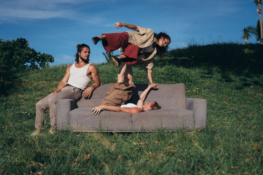 Tinn tout' ! : acrobates autour d'un canapé dans l'herbe
