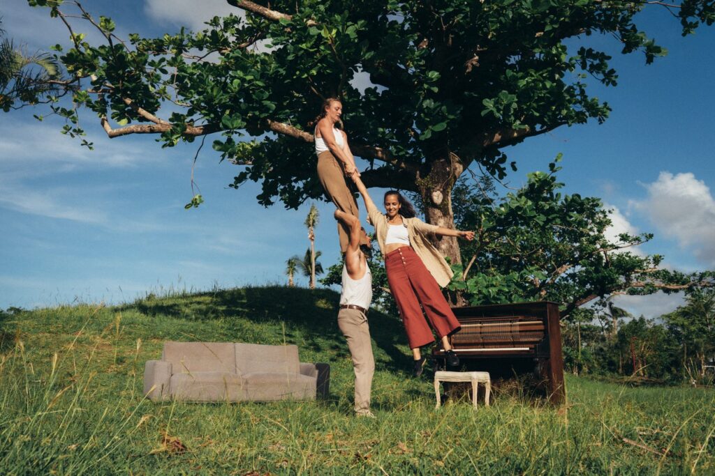 Tinn tout' ! : duo acrobatique autour d'un piano