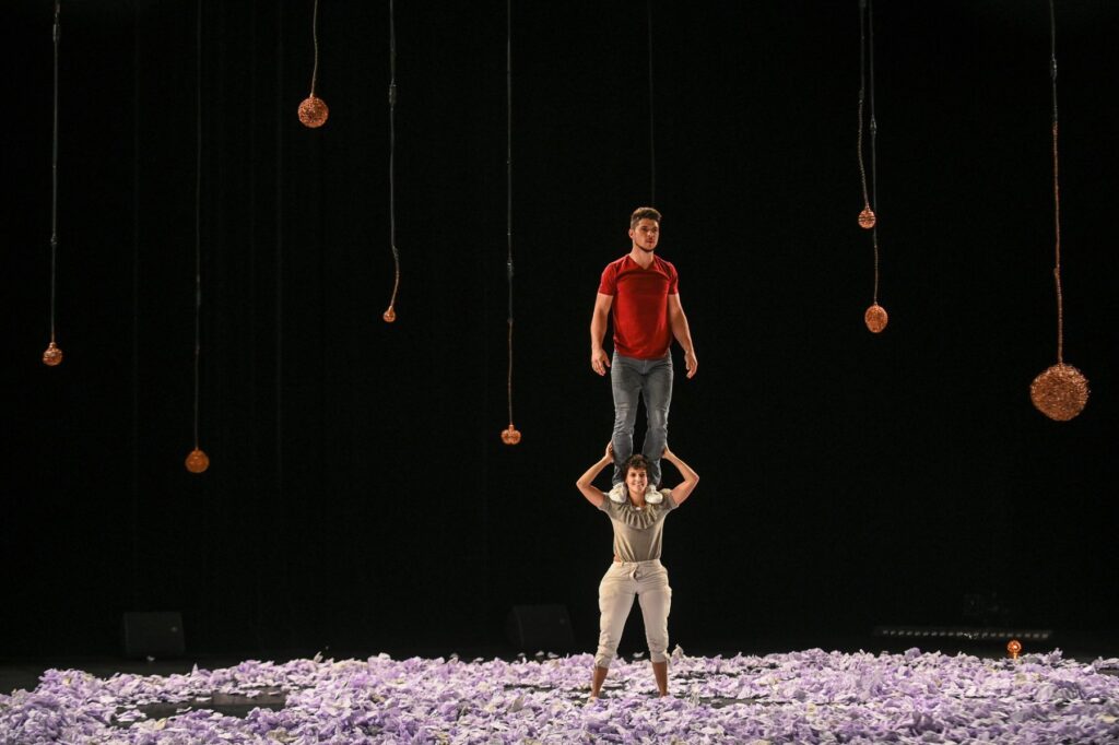 Spectacle Ziguilé : porté acrobatique sur scène